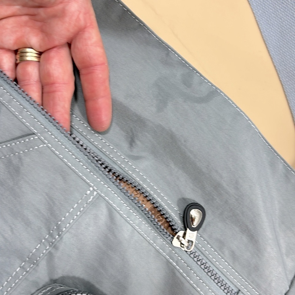 Grey durable medium size backpack/shoulder bag​​​​​​ - Picture 4 of 10